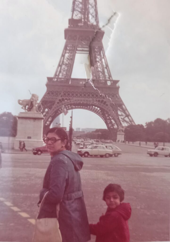 Ramine et sa mère devant la Tour Eiffel en 1972