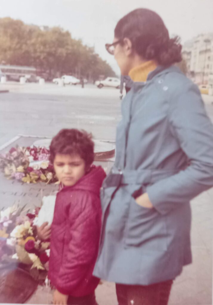 Ramine et sa mère devant la tombe du soldat inconnu en 1972